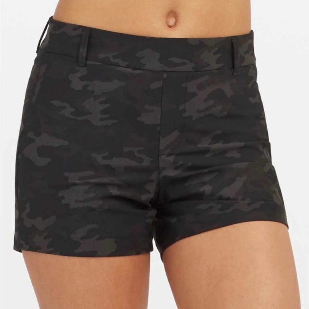 Spanx The Sunshine Shorts 4" Inseam In Black Camo